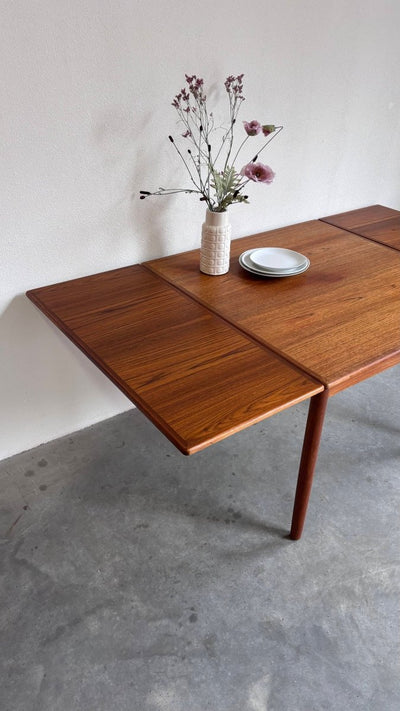 
                  
                    Vintage uitschuifbare eettafel vierkant - LOUI.STORE
                  
                