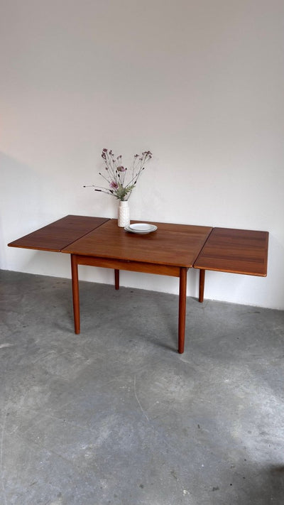 
                  
                    Vintage uitschuifbare eettafel vierkant - LOUI.STORE
                  
                