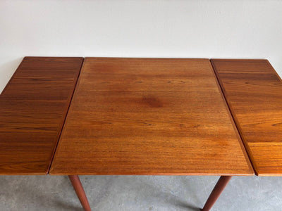 
                  
                    Vintage uitschuifbare eettafel vierkant - LOUI.STORE
                  
                