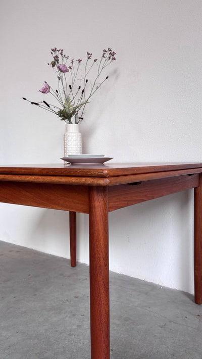 
                  
                    Vintage uitschuifbare eettafel vierkant - LOUI.STORE
                  
                