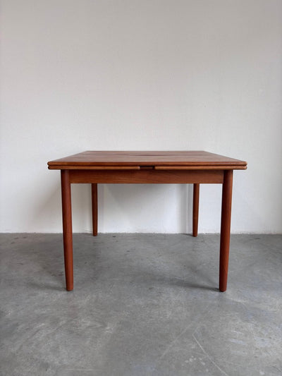 
                  
                    Vintage uitschuifbare eettafel vierkant - LOUI.STORE
                  
                