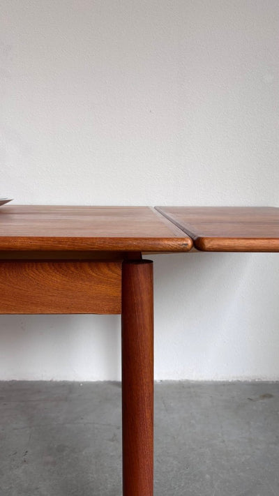 
                  
                    Vintage uitschuifbare eettafel vierkant - LOUI.STORE
                  
                