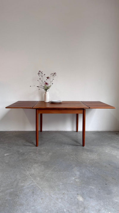 
                  
                    Vintage uitschuifbare eettafel vierkant - LOUI.STORE
                  
                