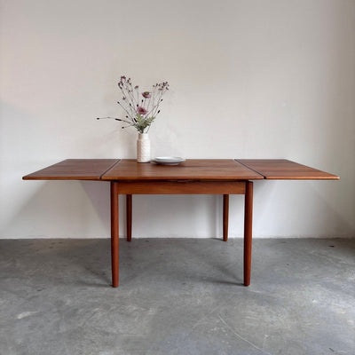 
                  
                    Vintage uitschuifbare eettafel vierkant - LOUI.STORE
                  
                