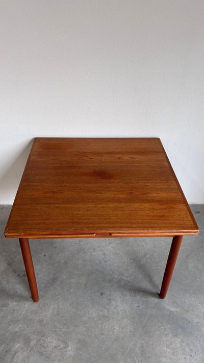 
                  
                    Vintage uitschuifbare eettafel vierkant - LOUI.STORE
                  
                