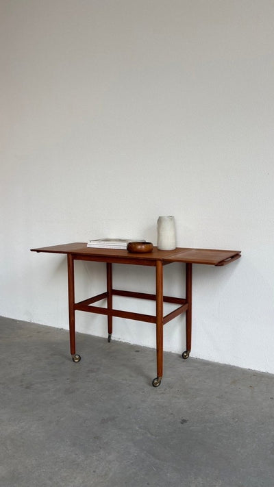 
                  
                    Vintage verlengbare trolley - bijzettafel teak - LOUI.STORE
                  
                