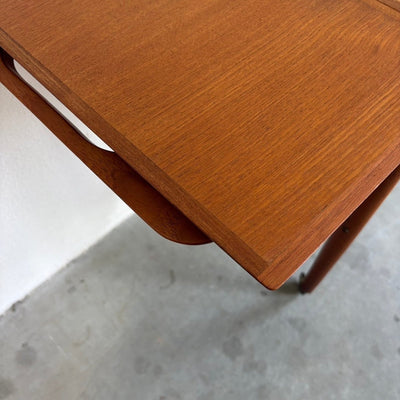 
                  
                    Vintage verlengbare trolley - bijzettafel teak - LOUI.STORE
                  
                