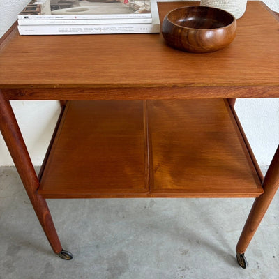 
                  
                    Vintage verlengbare trolley - bijzettafel teak - LOUI.STORE
                  
                
