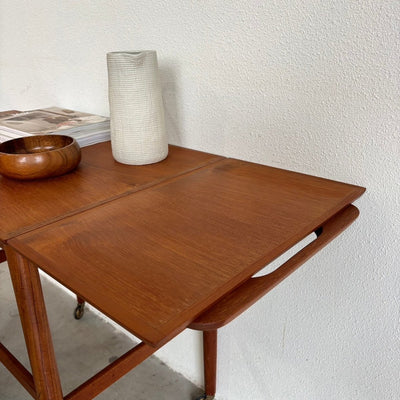 
                  
                    Vintage verlengbare trolley - bijzettafel teak - LOUI.STORE
                  
                