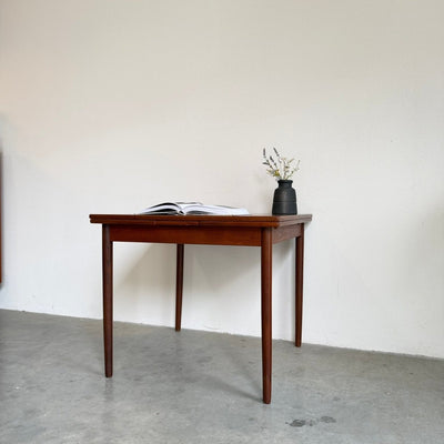 
                  
                    Vintage vierkante tafel teak - LOUI
                  
                