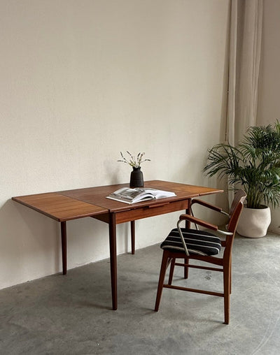 
                  
                    Vintage vierkante tafel teak - LOUI
                  
                