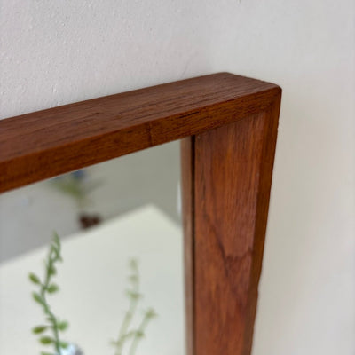 
                  
                    Vintage vierkanten spiegel teak - LOUI.STORE
                  
                
