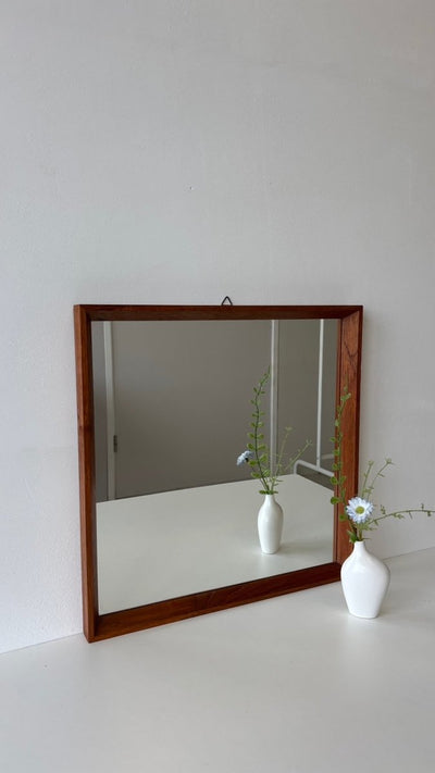 
                  
                    Vintage vierkanten spiegel teak - LOUI.STORE
                  
                