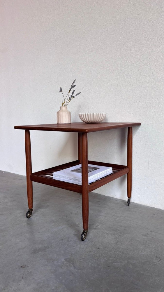 
                  
                    Vintage Vitré trolley - bijzettafel teak - LOUI.STORE
                  
                