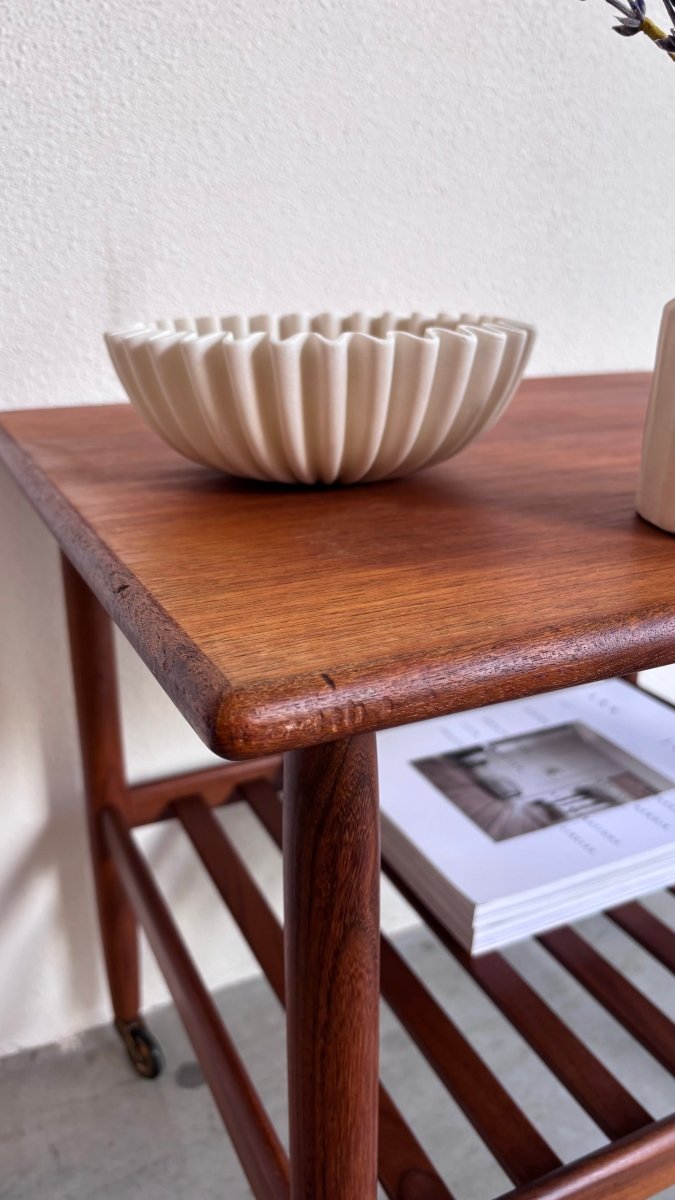 
                  
                    Vintage Vitré trolley - bijzettafel teak - LOUI.STORE
                  
                