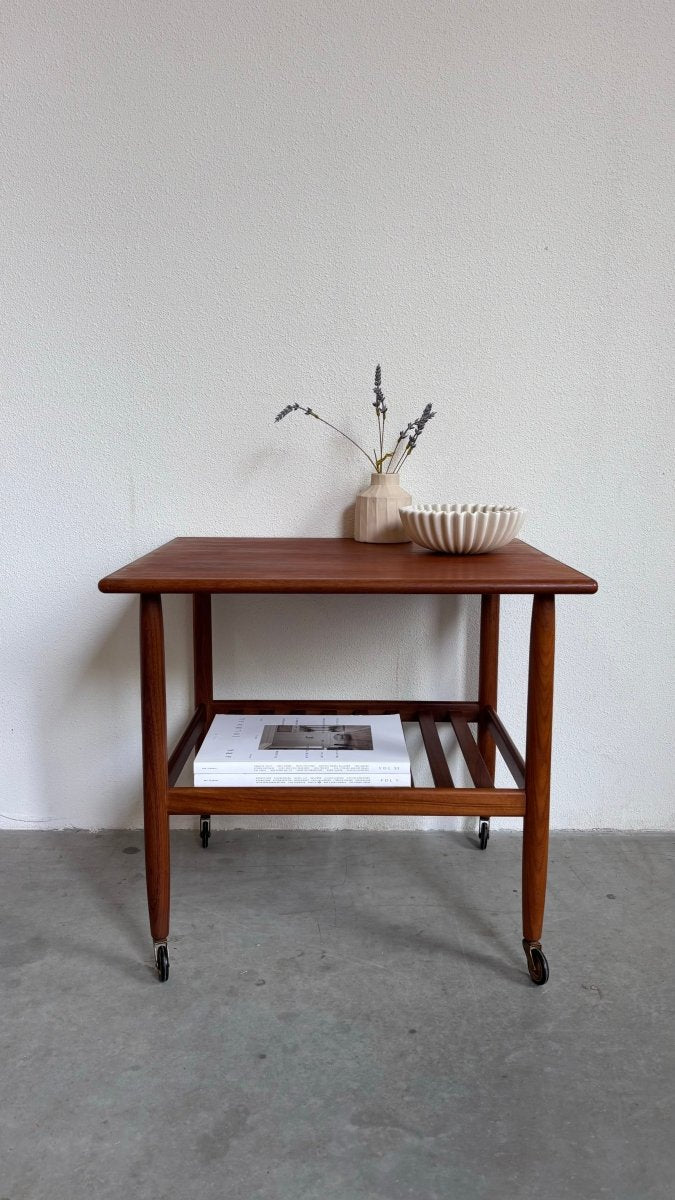 
                  
                    Vintage Vitré trolley - bijzettafel teak - LOUI.STORE
                  
                