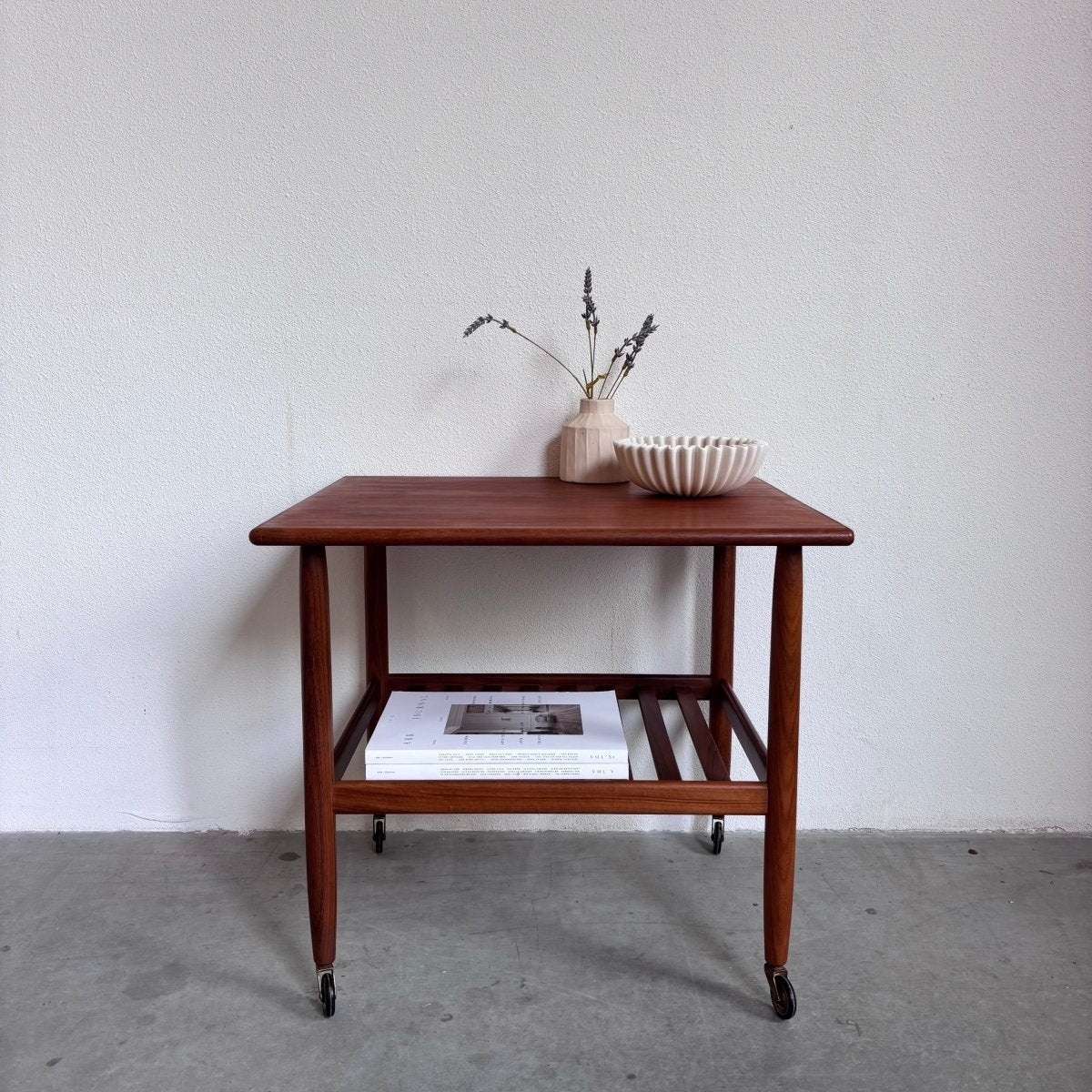 
                  
                    Vintage Vitré trolley - bijzettafel teak - LOUI.STORE
                  
                