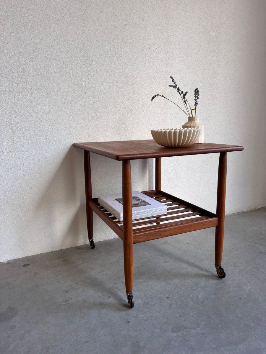 
                  
                    Vintage Vitré trolley - bijzettafel teak - LOUI.STORE
                  
                