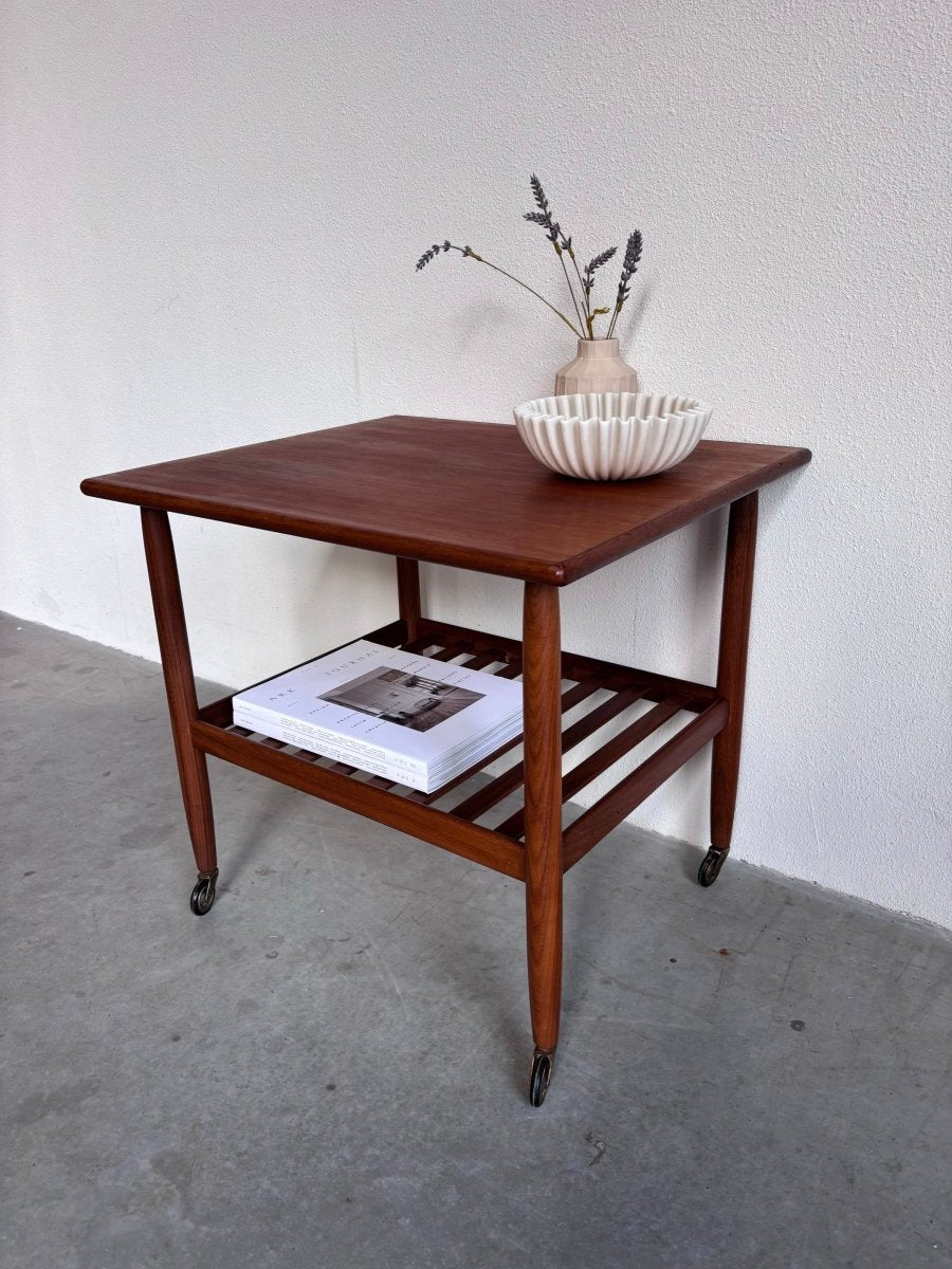 
                  
                    Vintage Vitré trolley - bijzettafel teak - LOUI.STORE
                  
                