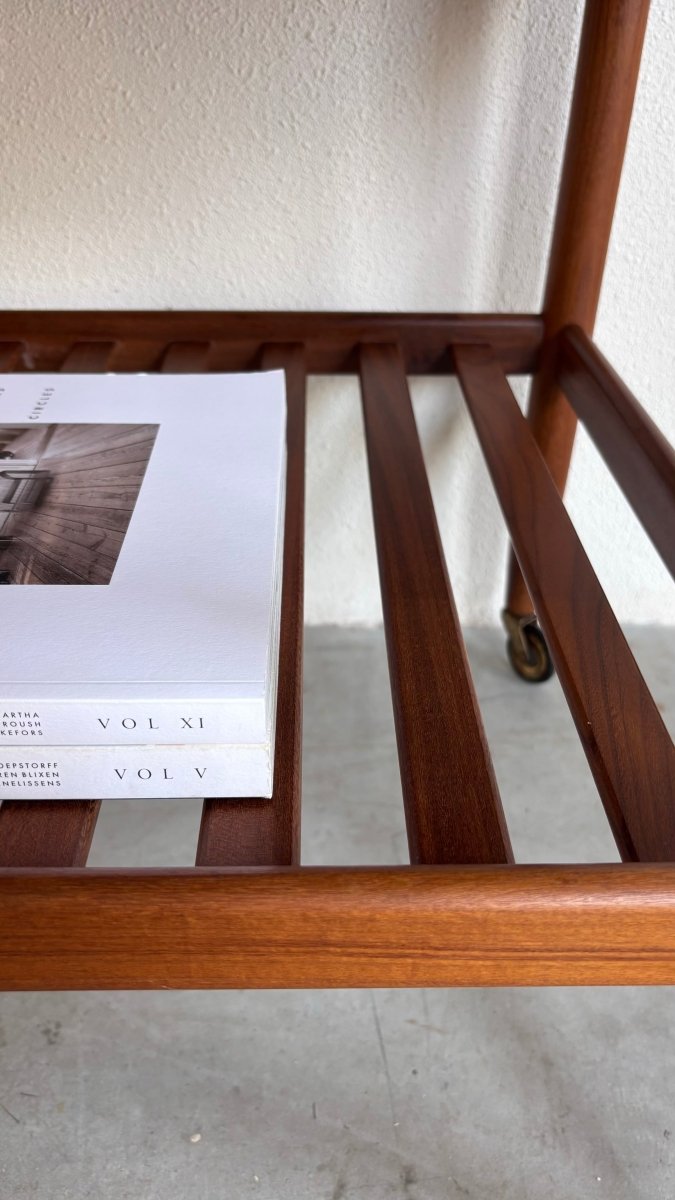 
                  
                    Vintage Vitré trolley - bijzettafel teak - LOUI.STORE
                  
                