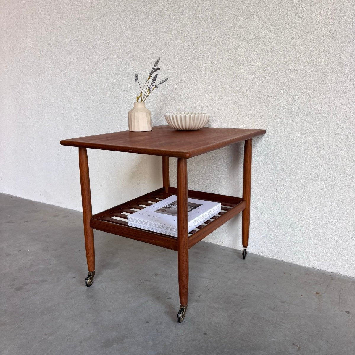 
                  
                    Vintage Vitré trolley - bijzettafel teak - LOUI.STORE
                  
                