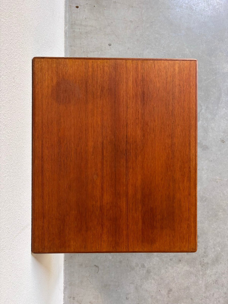 
                  
                    Vintage Vitré trolley - bijzettafel teak - LOUI.STORE
                  
                