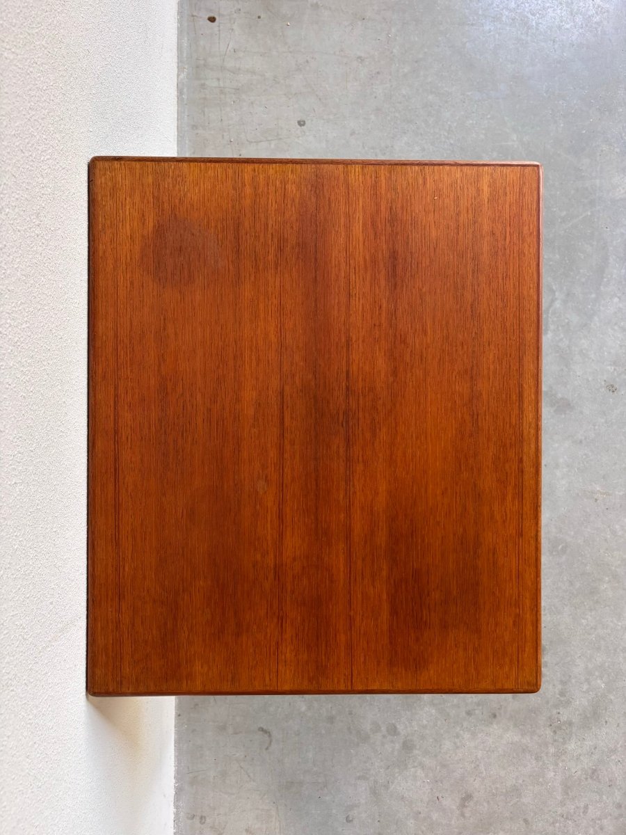 
                  
                    Vintage Vitré trolley - bijzettafel teak - LOUI.STORE
                  
                