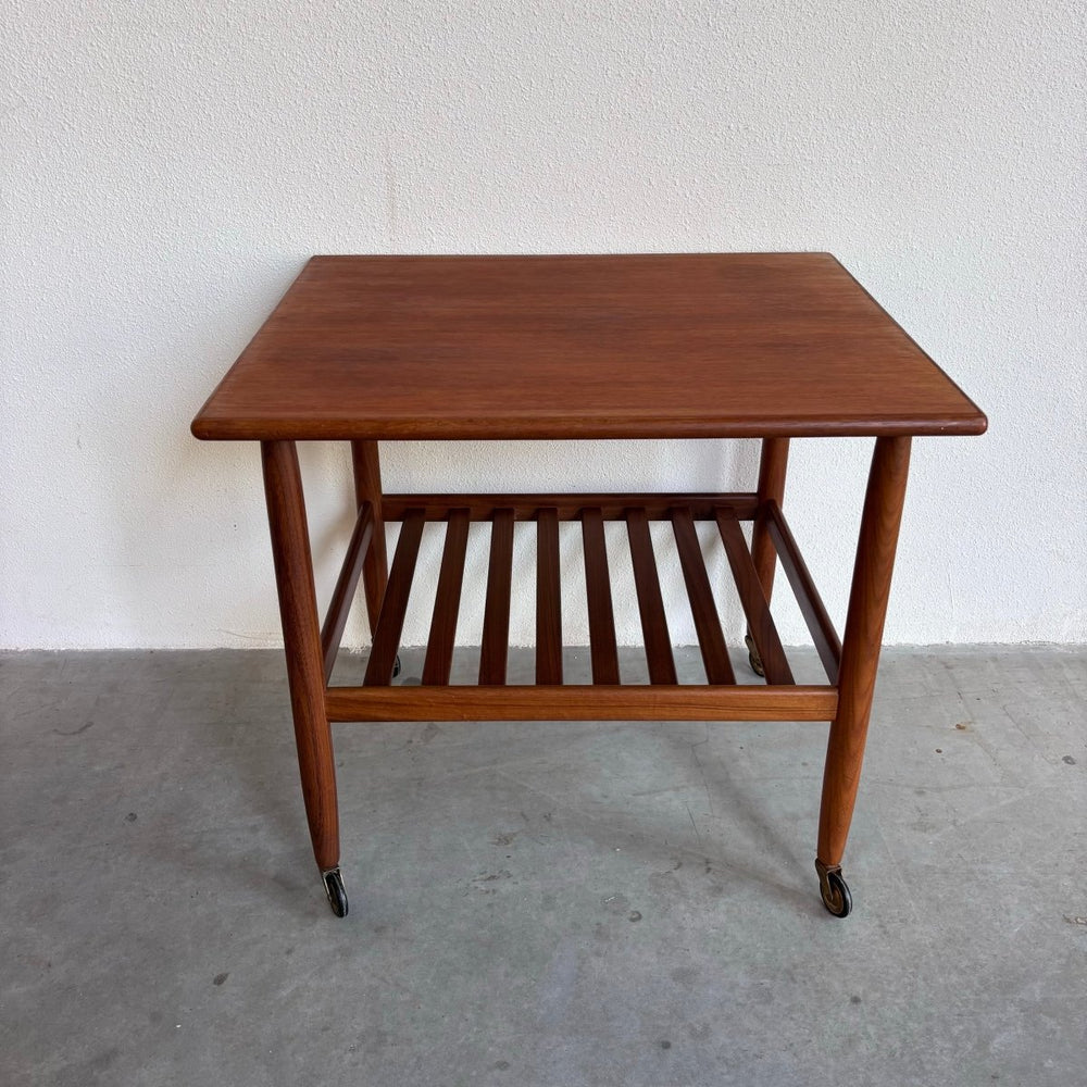 
                  
                    Vintage Vitré trolley - bijzettafel teak - LOUI.STORE
                  
                