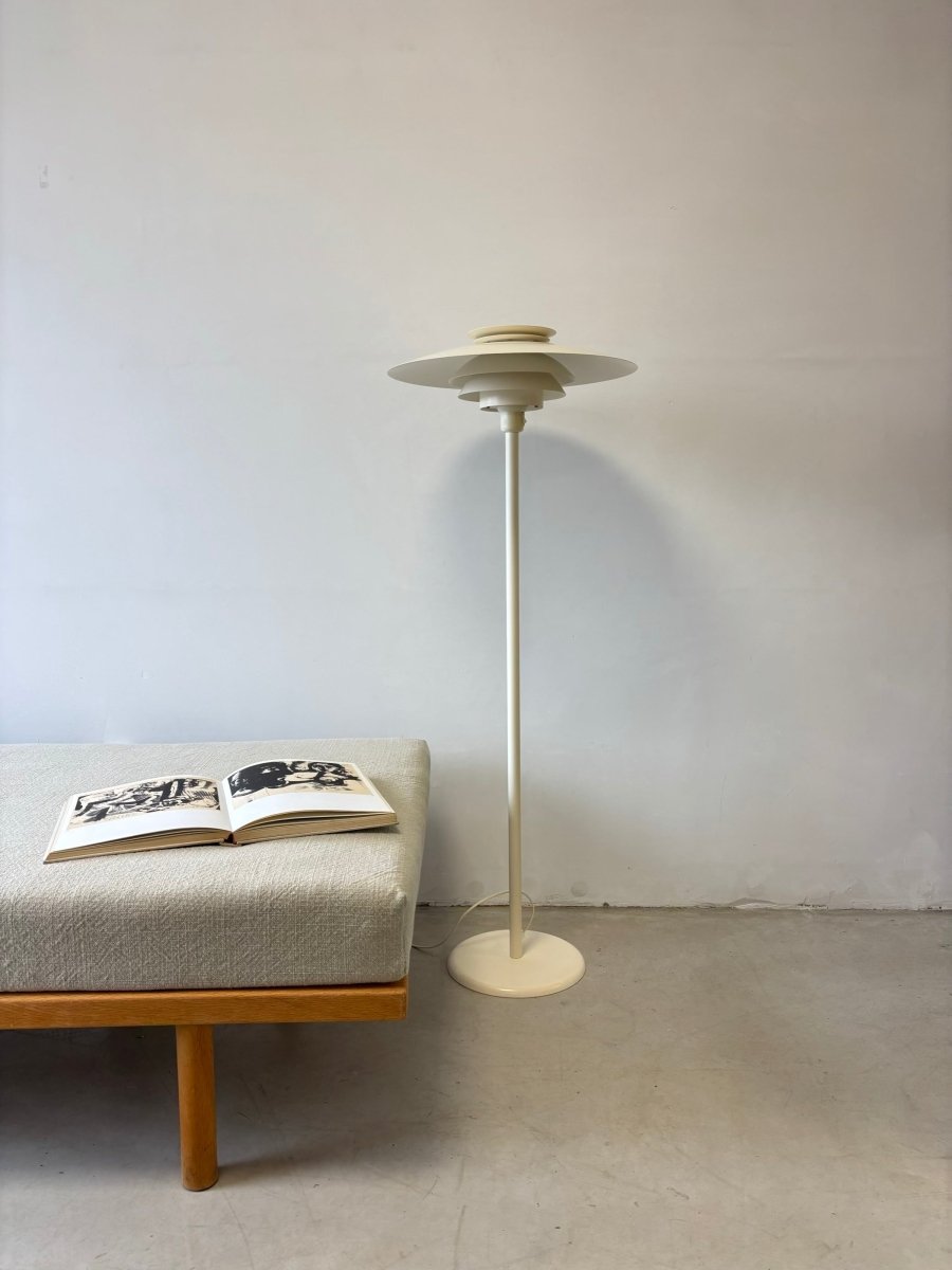 
                  
                    Vintage vloerlamp schalen wit - LOUI.STORE
                  
                