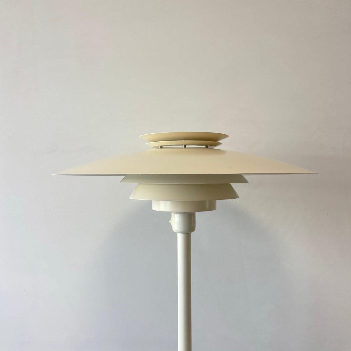 
                  
                    Vintage vloerlamp schalen wit - LOUI.STORE
                  
                