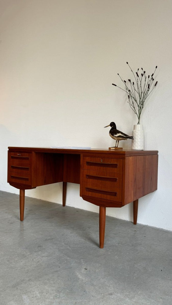 
                  
                    Vintage vrijstaand bureau J. Svenstrup teak - LOUI.STORE
                  
                