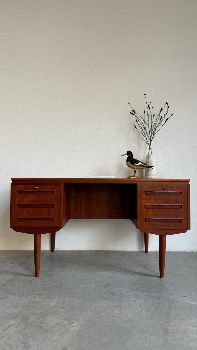 
                  
                    Vintage vrijstaand bureau J. Svenstrup teak - LOUI.STORE
                  
                