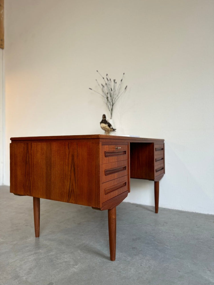 
                  
                    Vintage vrijstaand bureau J. Svenstrup teak - LOUI.STORE
                  
                
