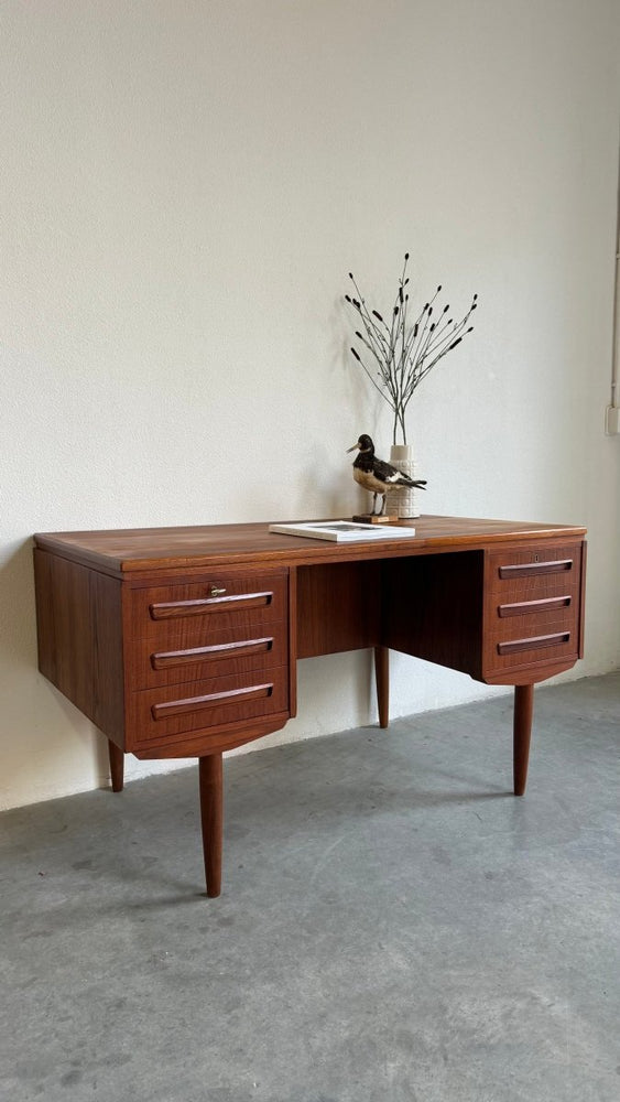 
                  
                    Vintage vrijstaand bureau J. Svenstrup teak - LOUI.STORE
                  
                