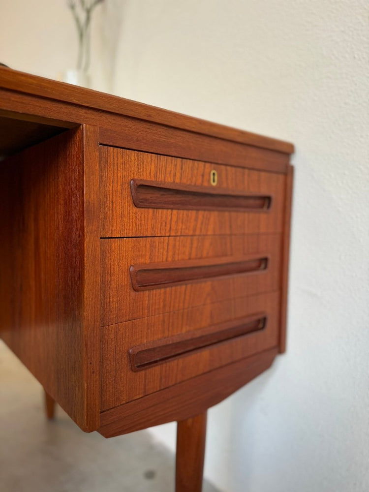 
                  
                    Vintage vrijstaand bureau J. Svenstrup teak - LOUI.STORE
                  
                