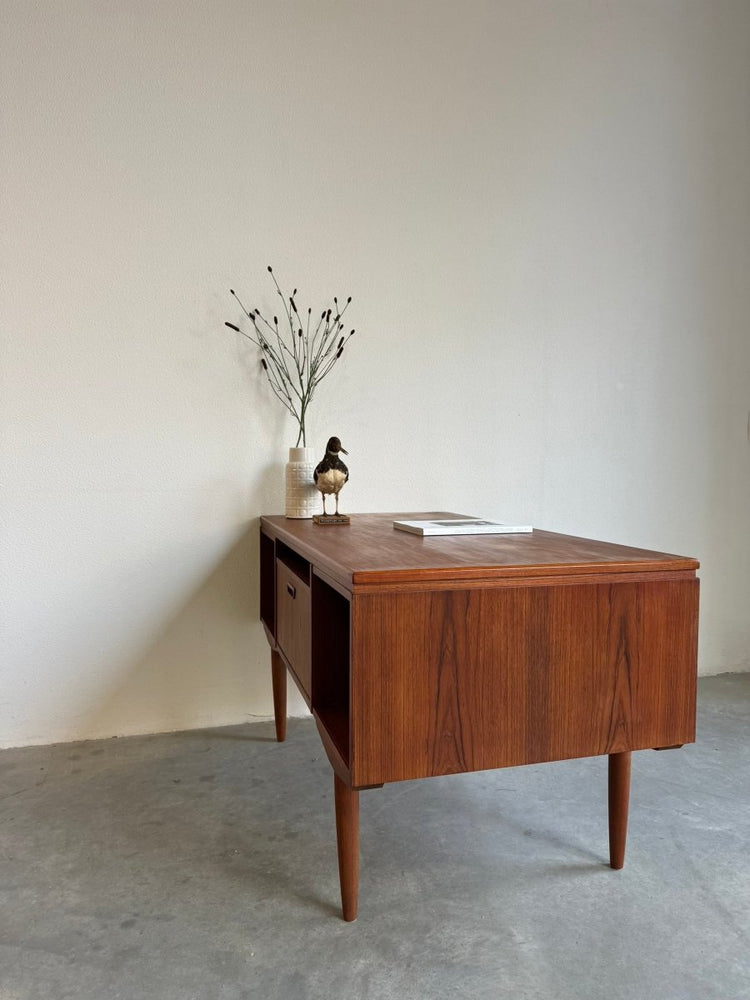 
                  
                    Vintage vrijstaand bureau J. Svenstrup teak - LOUI.STORE
                  
                
