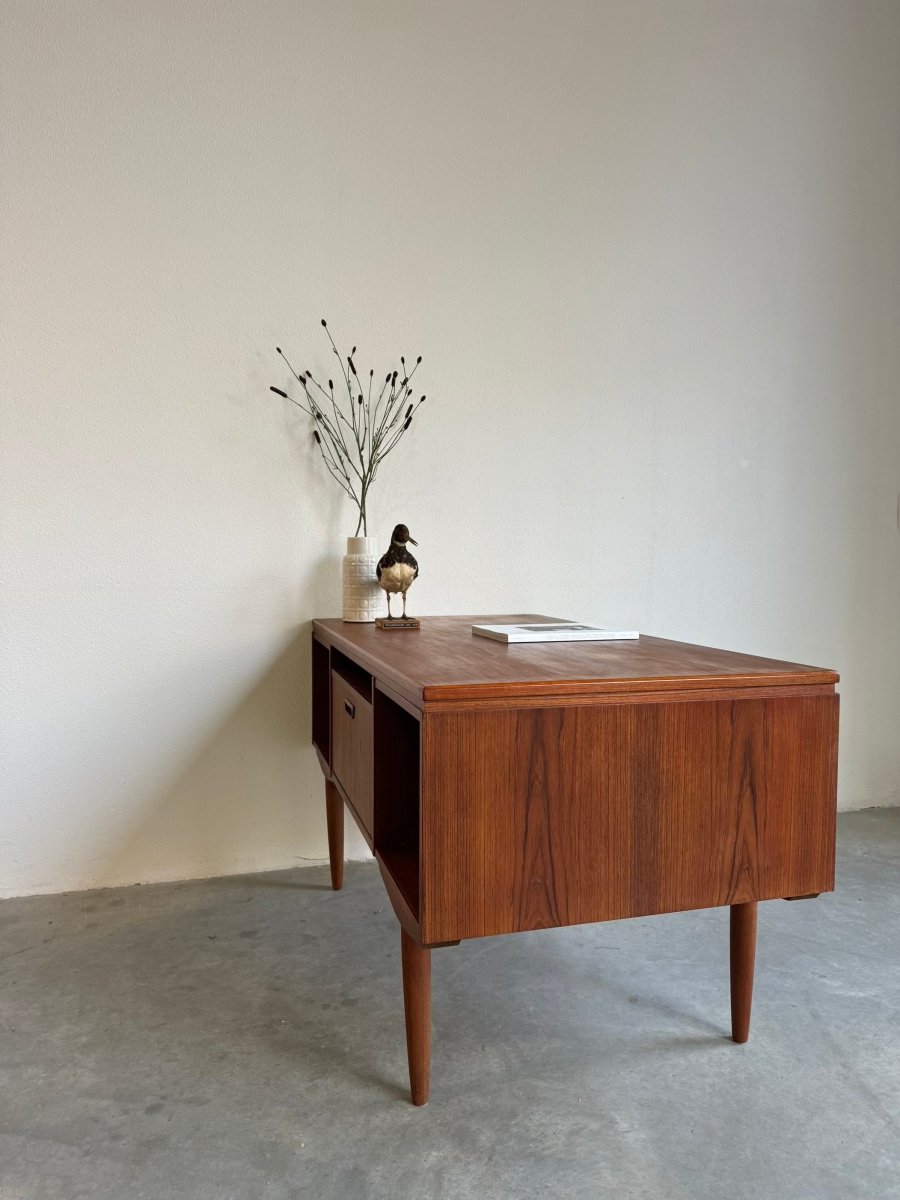 
                  
                    Vintage vrijstaand bureau J. Svenstrup teak - LOUI.STORE
                  
                