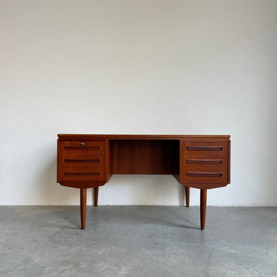 
                  
                    Vintage vrijstaand bureau J. Svenstrup teak - LOUI.STORE
                  
                