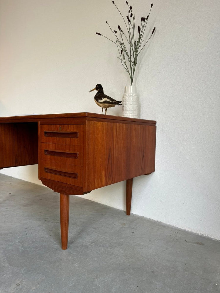
                  
                    Vintage vrijstaand bureau J. Svenstrup teak - LOUI.STORE
                  
                