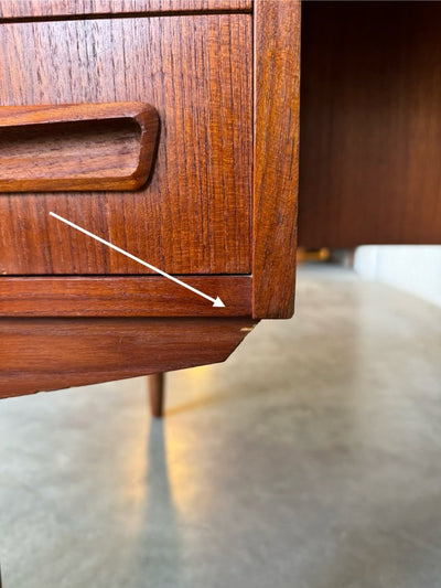 
                  
                    Vintage vrijstaand bureau J. Svenstrup teak - LOUI.STORE
                  
                