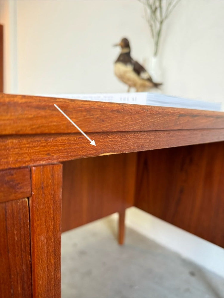 
                  
                    Vintage vrijstaand bureau J. Svenstrup teak - LOUI.STORE
                  
                