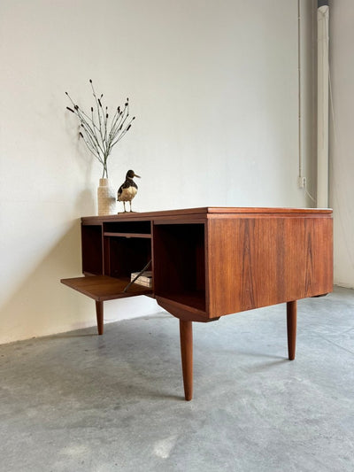 
                  
                    Vintage vrijstaand bureau J. Svenstrup teak - LOUI.STORE
                  
                