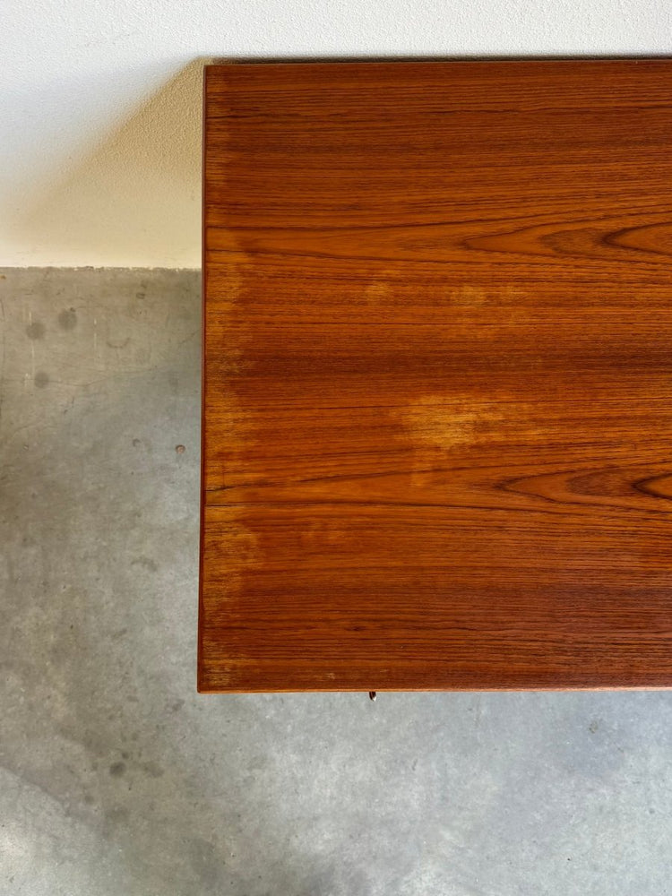 
                  
                    Vintage vrijstaand bureau J. Svenstrup teak - LOUI.STORE
                  
                