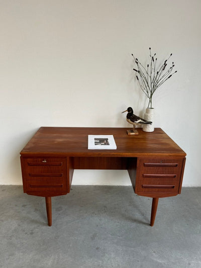 
                  
                    Vintage vrijstaand bureau J. Svenstrup teak - LOUI.STORE
                  
                