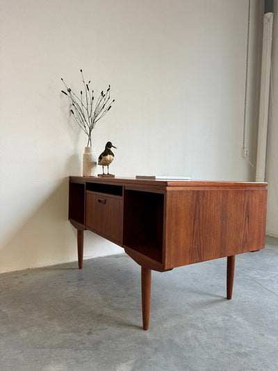 
                  
                    Vintage vrijstaand bureau J. Svenstrup teak - LOUI.STORE
                  
                