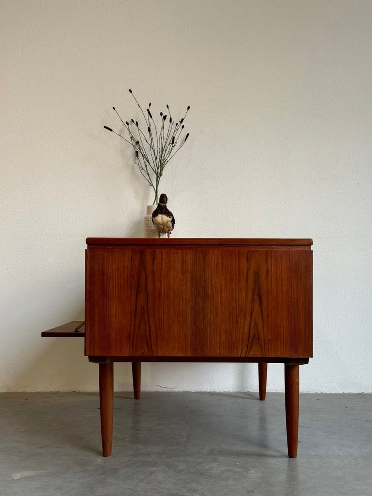 
                  
                    Vintage vrijstaand bureau J. Svenstrup teak - LOUI.STORE
                  
                