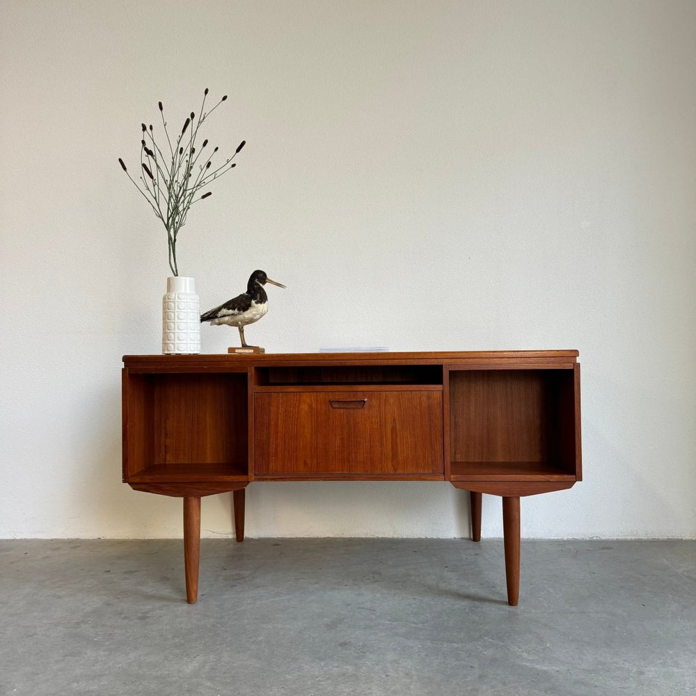 
                  
                    Vintage vrijstaand bureau J. Svenstrup teak - LOUI.STORE
                  
                