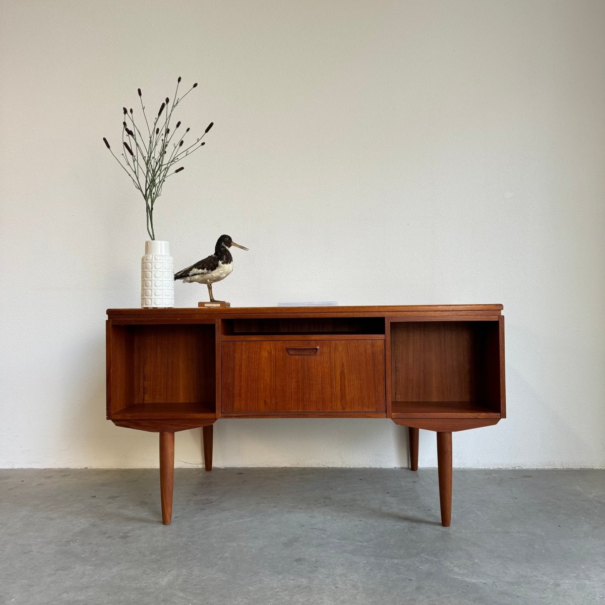 
                  
                    Vintage vrijstaand bureau J. Svenstrup teak - LOUI.STORE
                  
                