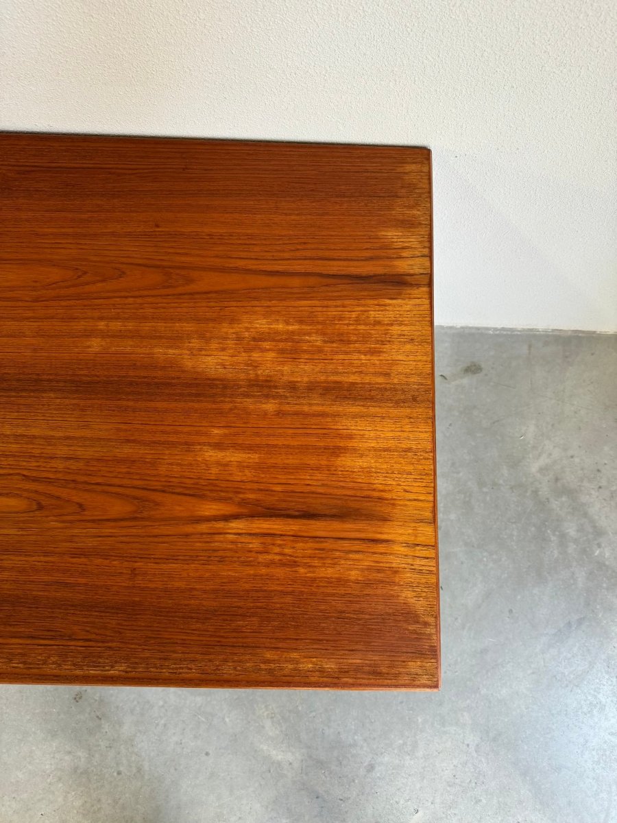 
                  
                    Vintage vrijstaand bureau J. Svenstrup teak - LOUI.STORE
                  
                