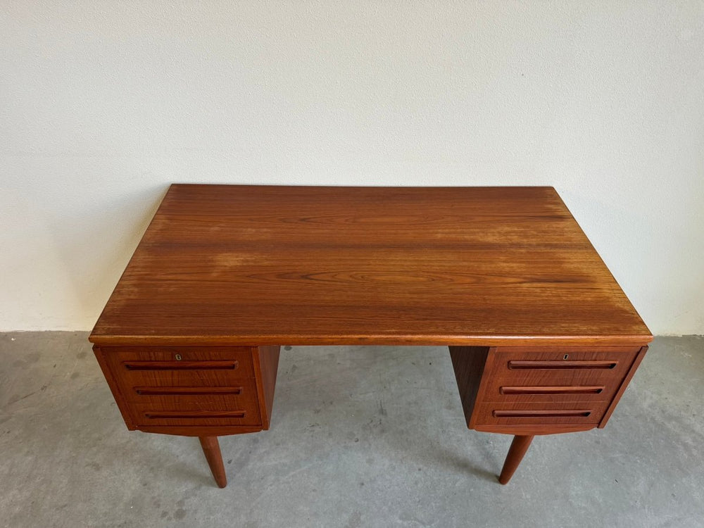 
                  
                    Vintage vrijstaand bureau J. Svenstrup teak - LOUI.STORE
                  
                